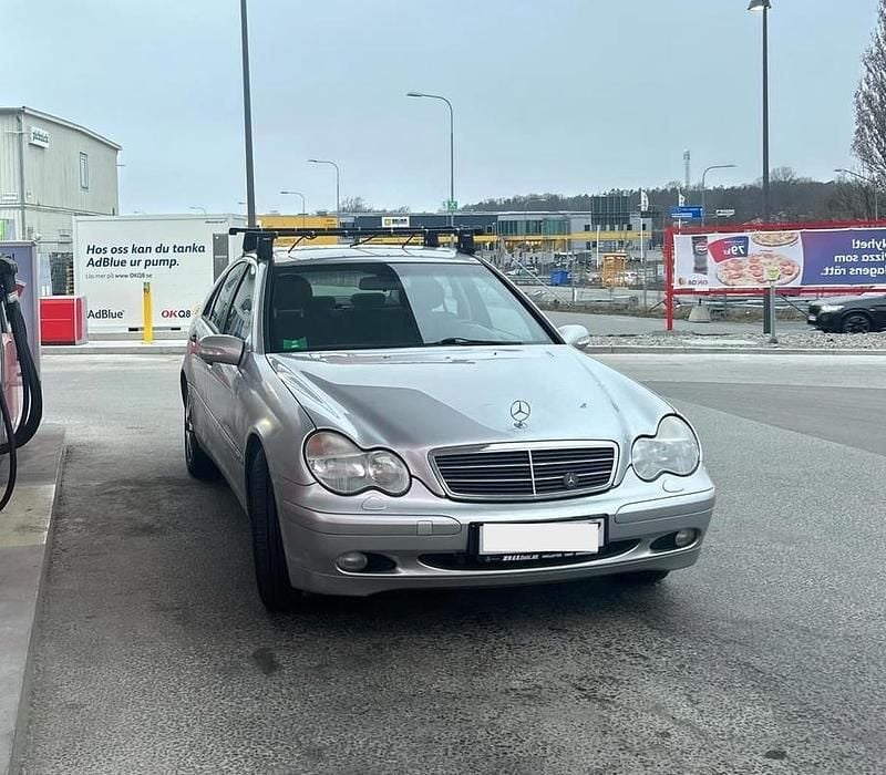 Grå Begagnad 2001 Mercedes C180 Sedan | 28 000 kr (Marknadspris) - Bild 1/4