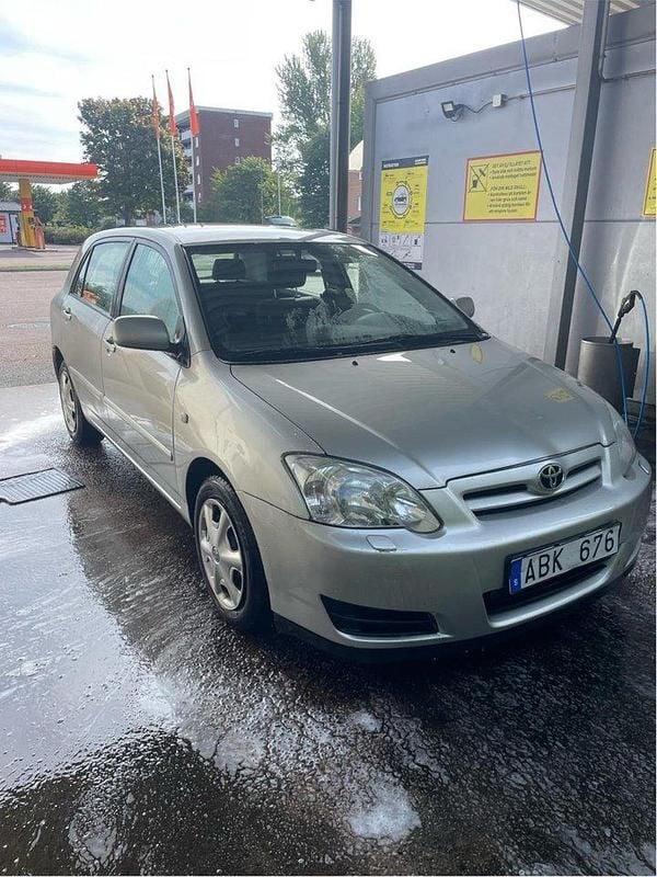 Silver Begagnad 2006 Toyota Corolla Halvkombi | 33 000 kr (Marknadspris) - Bild 1/4