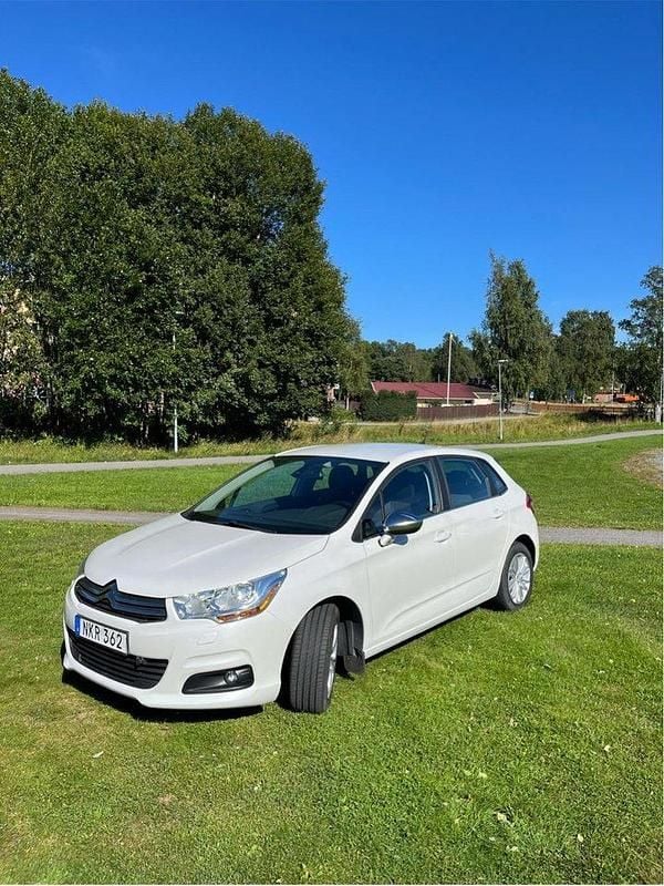 Vit Begagnad 2014 Citroën C4 Halvkombi | 71 000 kr (Marknadspris) - Bild 1/4