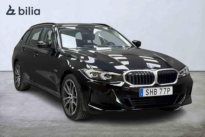 Begagnad BMW 330e 2023 Svart Kombi