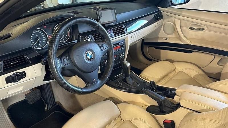 Begagnad BMW 325 Comfort Edition 218 HK (160 kW) 2008 Svart Cab