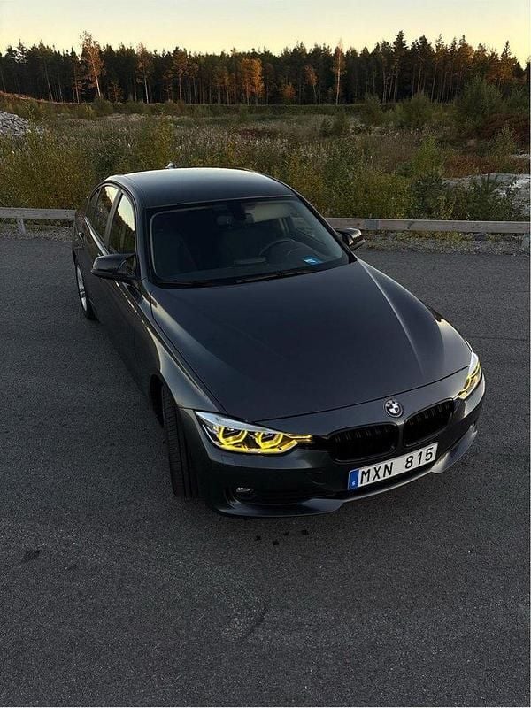 Grå Begagnad 2013 BMW 320 M Sport Sedan | 94 999 kr (Bra pris) - Bild 1/4