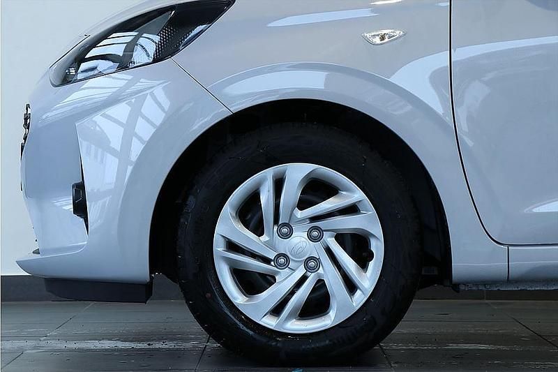 Ny Hyundai i10 Essential 63 HK (46 kW) 2025 Lumen grey pearl Halvkombi