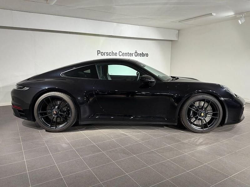 Begagnad Porsche 911 Carrera 4 GTS 480 HK (353 kW) 2022 Svart Sportkupé