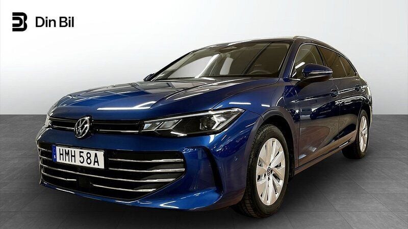 Blå (reef blue metallic) Begagnad 2024 VW Passat Business Kombi | 449 800 kr (Lite dyr) - Bild 1/4