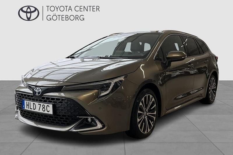 Grön Begagnad 2024 Toyota Corolla Style Kombi | 309 900 kr (Marknadspris) - Bild 1/4