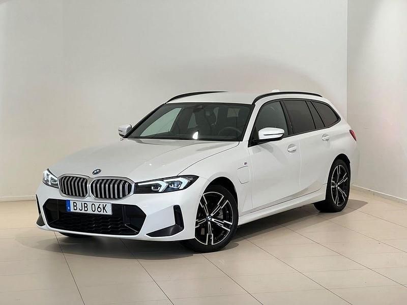 Vit Begagnad 2025 BMW 330 M Sport Kombi | 489 000 kr - Bild 1/4