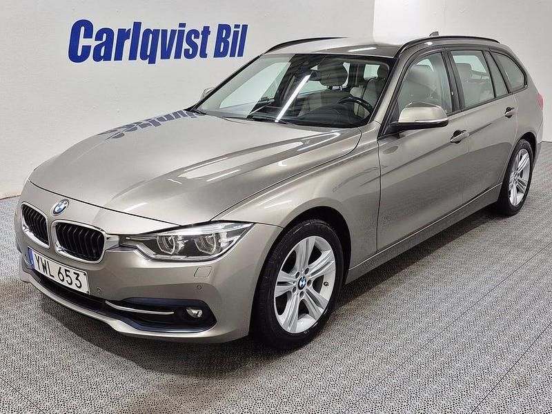 Platina silver metallic Begagnad 2019 BMW 320 Sport Line Kombi | 199 000 kr (Bra pris) - Bild 1/4