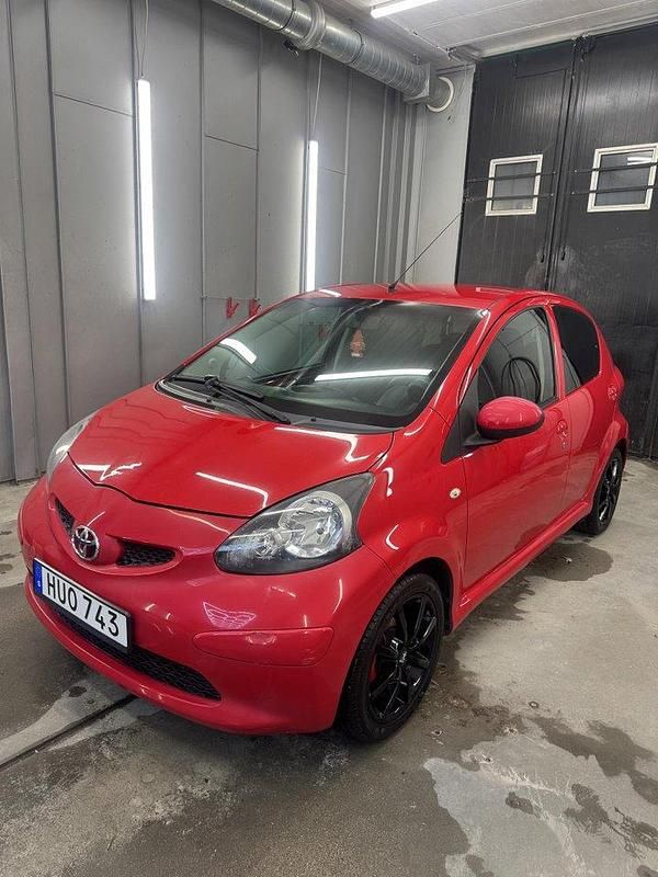Röd Begagnad 2009 Toyota Aygo Halvkombi | 45 000 kr (Dyr) - Bild 1/4