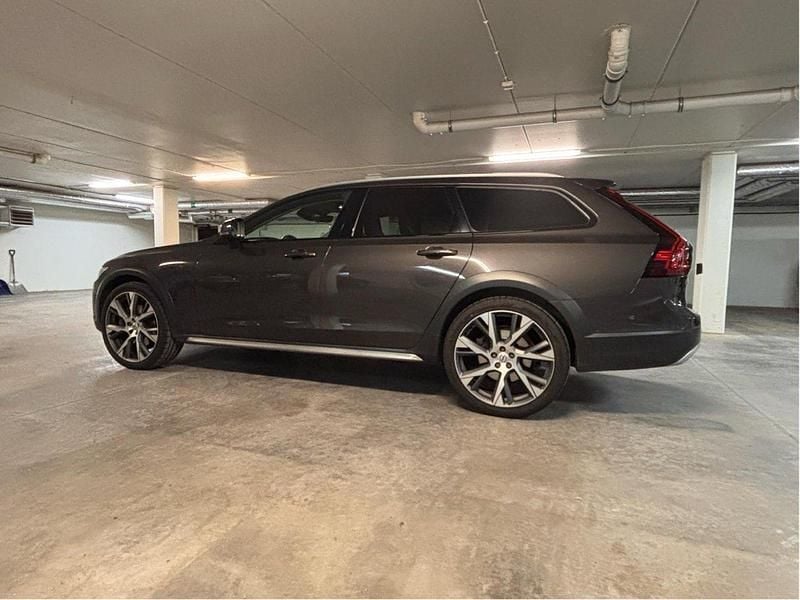 Grå Begagnad 2021 Volvo V90 CC Momentum Kombi | 360 000 kr (Marknadspris) - Bild 1/4
