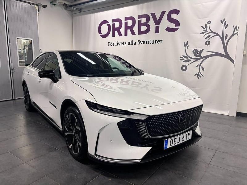 Vit Ny 2025 Mazda 6e Takumi-Line Halvkombi | 464 900 kr (Marknadspris) - Bild 1/4