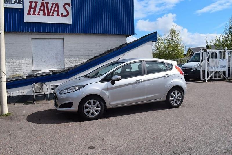 Ljusgrå (grå) Begagnad 2015 Ford Fiesta Trend Halvkombi | 59 500 kr (Marknadspris) - Bild 1/4