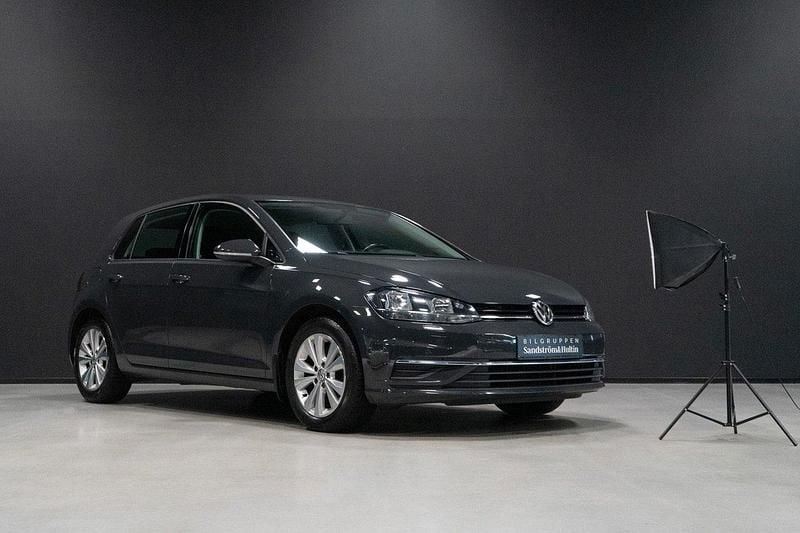 Mörkgrå Begagnad 2017 VW Golf VII Halvkombi | 129 000 kr (Marknadspris) - Bild 1/4
