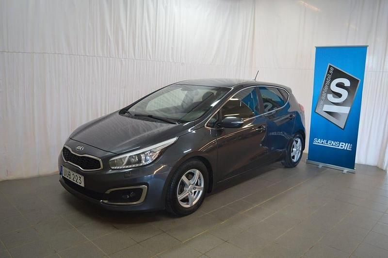 Grå Begagnad 2016 Kia Ceed Halvkombi | 109 000 kr (Lite dyr) - Bild 1/4