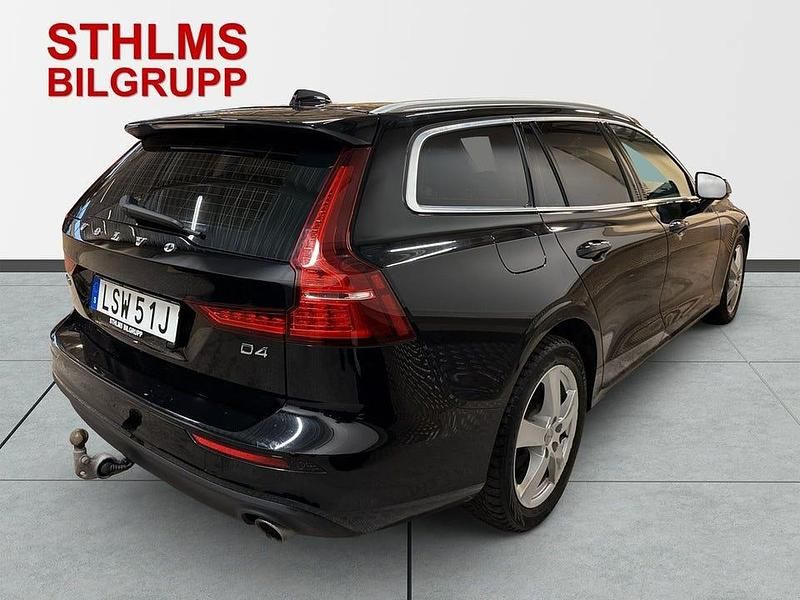 Begagnad Volvo V60 Momentum 190 HK (139 kW) 2021 Svart Kombi
