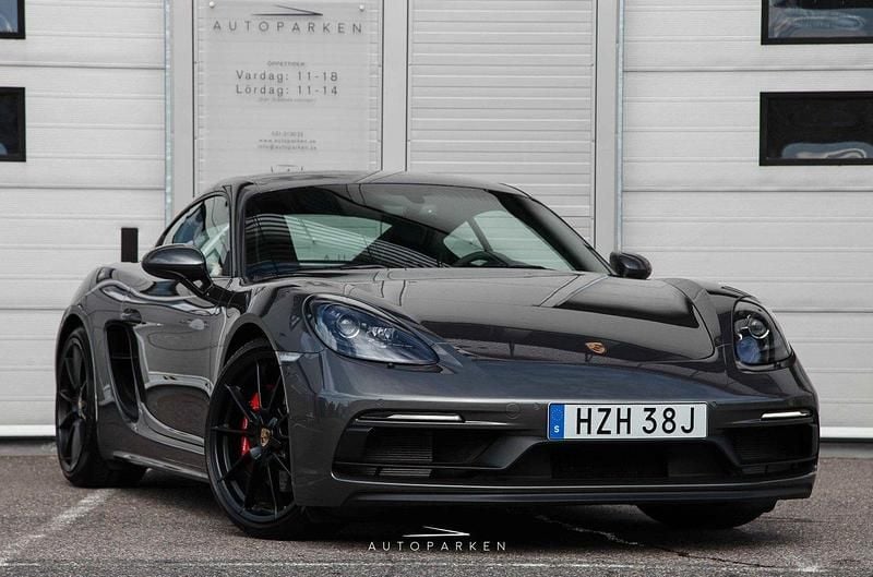 Mörkgrå Begagnad 2021 Porsche 718 Cayman Sportkupé | 949 000 kr (Superpris) - Bild 1/4