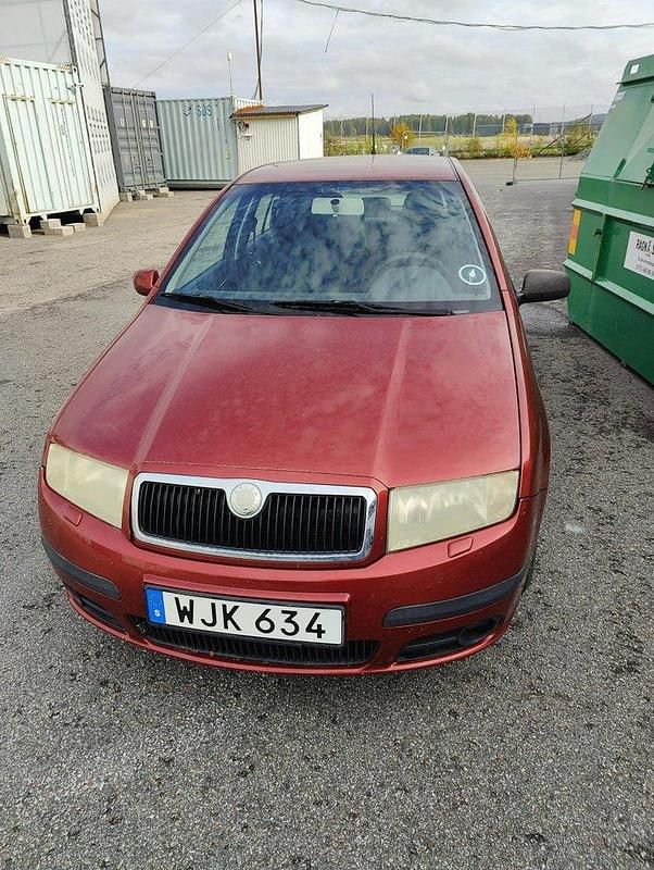 Röd Begagnad 2005 Skoda Fabia Halvkombi | 22 000 kr (Lite dyr) - Bild 1/4