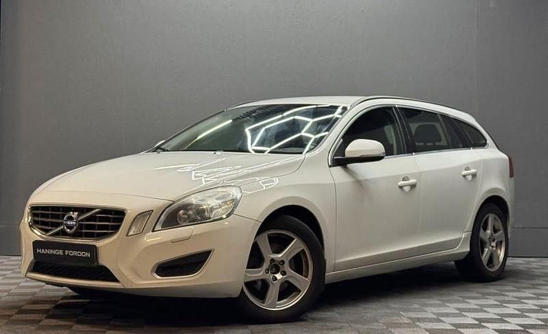 Vit Begagnad 2013 Volvo V60 Momentum Kombi | 69 900 kr (Superpris) - Bild 1/4