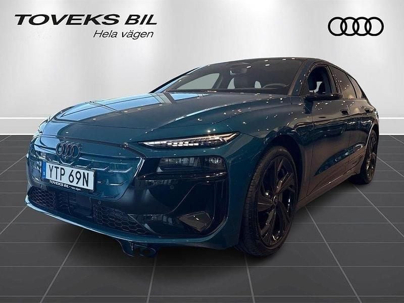 Mörkblå (malpeloblå metallic) Ny 2025 Audi A6 e-tron S-Line Kombi | 769 000 kr (Superpris) - Bild 1/4