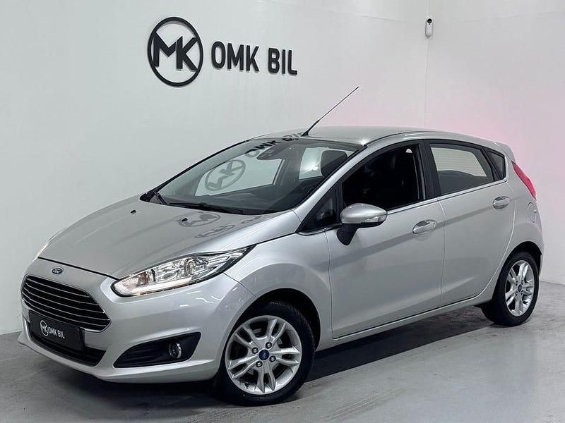 Grå Begagnad 2016 Ford Fiesta Titanium Halvkombi | 97 900 kr (Marknadspris) - Bild 1/4