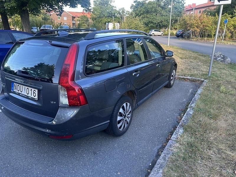 Grå Begagnad 2008 Volvo V50 Kinetic Kombi | 34 995 kr (Bra pris) - Bild 1/4