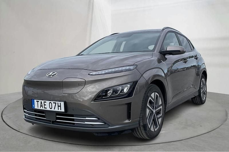 Brun Begagnad 2022 Hyundai Kona Essential SUV | 194 900 kr (Bra pris) - Bild 1/4