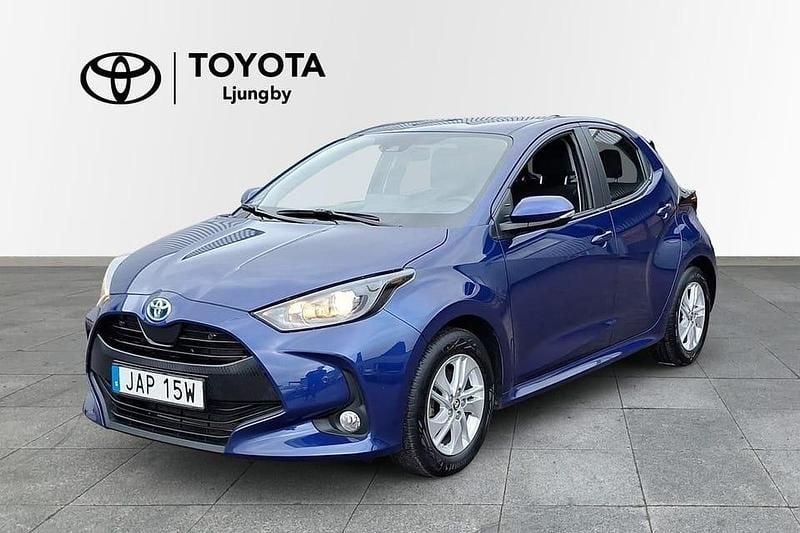 Blå Begagnad 2023 Toyota Yaris Hybrid Active Halvkombi | 234 000 kr (Marknadspris) - Bild 1/3