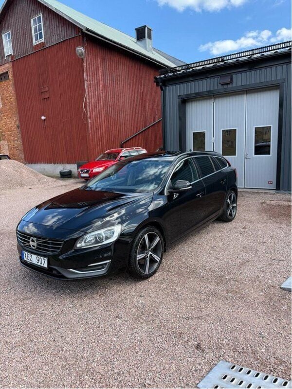 Svart Begagnad 2015 Volvo V60 Momentum Kombi | 99 999 kr (Bra pris) - Bild 1/4
