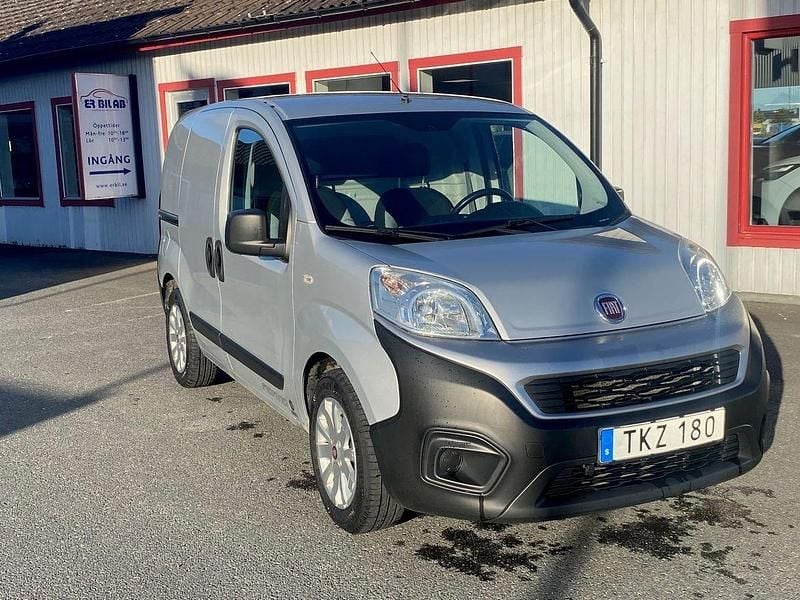 Grå Begagnad 2017 Fiat Fiorino Minibuss | 79 900 kr - Bild 1/4