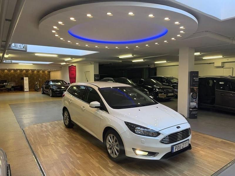 Vit Begagnad 2016 Ford Focus Titanium Kombi | 79 900 kr (Marknadspris) - Bild 1/4