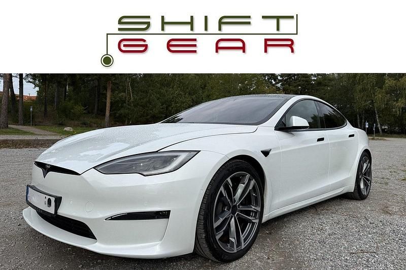 Pearl white | kräm premium med valnöt Begagnad 2023 Tesla Model S Long Range AWD Halvkombi | 725 000 kr - Bild 1/4