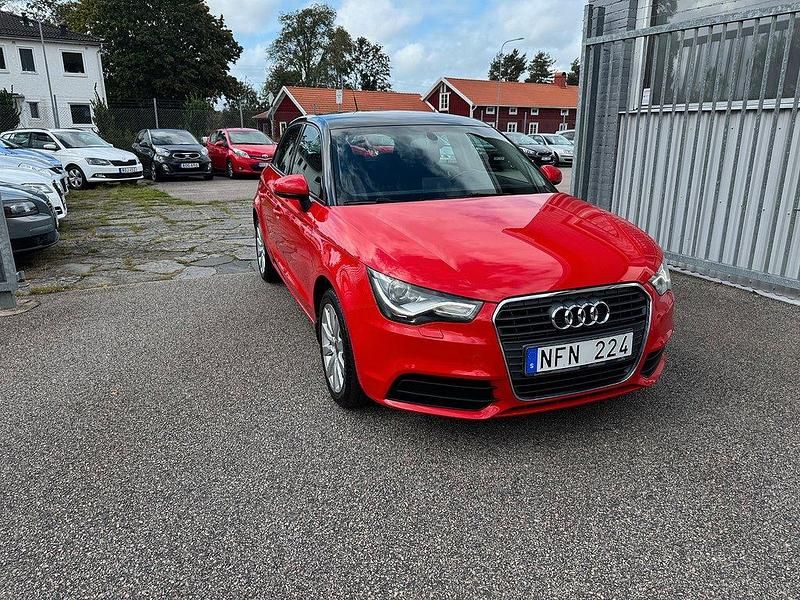 Röd Begagnad 2012 Audi A1 Sportback Sport Halvkombi | 99 900 kr (Marknadspris) - Bild 1/4