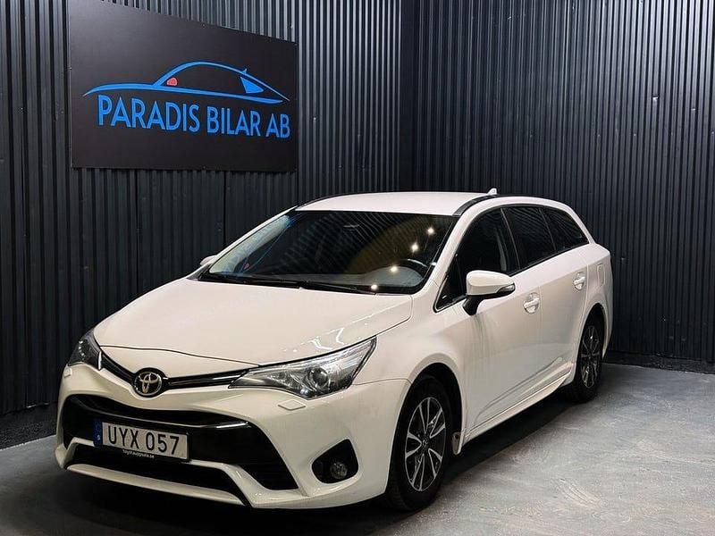 Begagnad Toyota Avensis Multidrive S 152 HK (111 kW) 2017 Vit Kombi