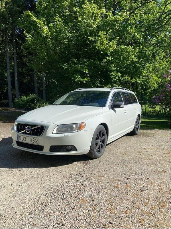Vit Begagnad 2011 Volvo V70 Momentum Kombi | 45 000 kr (Superpris) - Bild 1/4