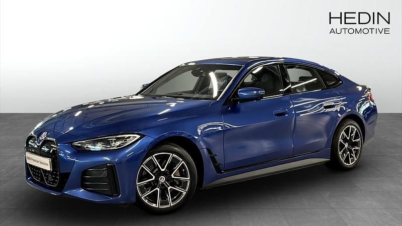 Blå Begagnad 2023 BMW i4 M Sport Sedan | 404 700 kr (Marknadspris) - Bild 1/4