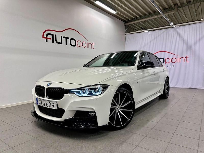 Vit Begagnad 2018 BMW 318 M Sport Sedan | 219 800 kr (Marknadspris) - Bild 1/4