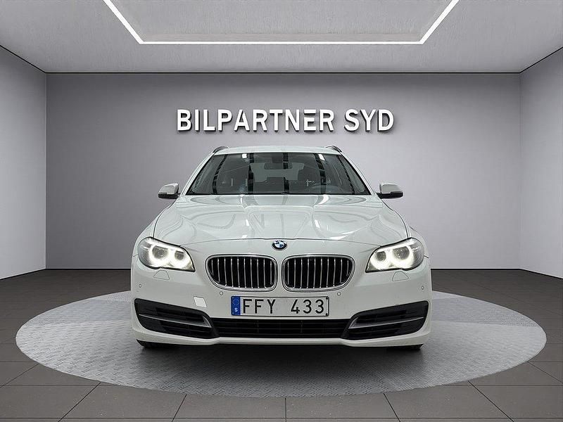 Vit Begagnad 2013 BMW 520 Kombi | 119 900 kr (Marknadspris) - Bild 1/4