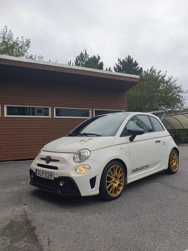 Vit Begagnad 2021 Abarth 595 Halvkombi | 215 000 kr (Marknadspris) - Bild 1/4
