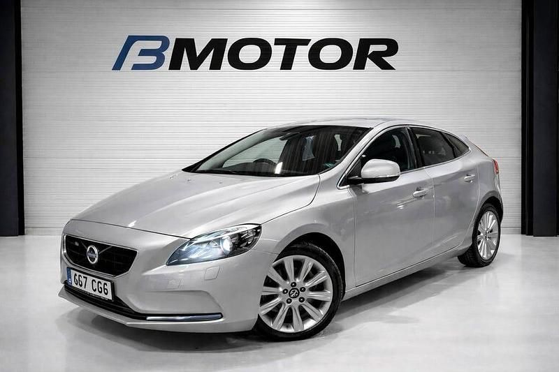 Begagnad Volvo V40 Momentum 120 HK (88 kW) 2015 Silver Halvkombi