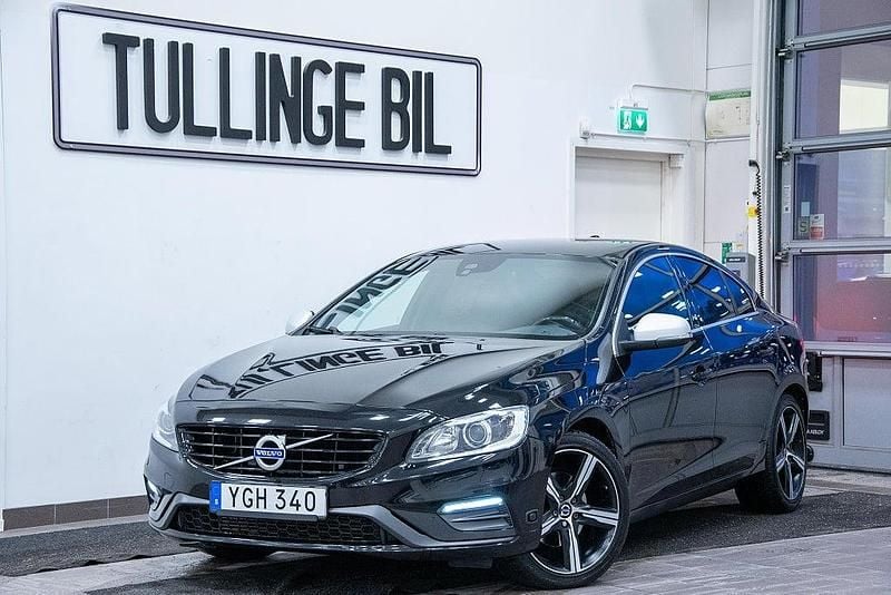 Svart Begagnad 2016 Volvo S60 R-Design Sedan | 164 900 kr (Marknadspris) - Bild 1/4
