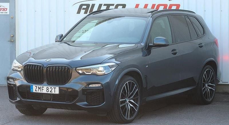 Grå (gråmetallic) Begagnad 2019 BMW X5 M Sport SUV | 569 900 kr (Marknadspris) - Bild 1/4