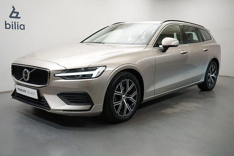 Ljusgrå Begagnad 2023 Volvo V60 Core Kombi | 319 900 kr (Bra pris) - Bild 1/3