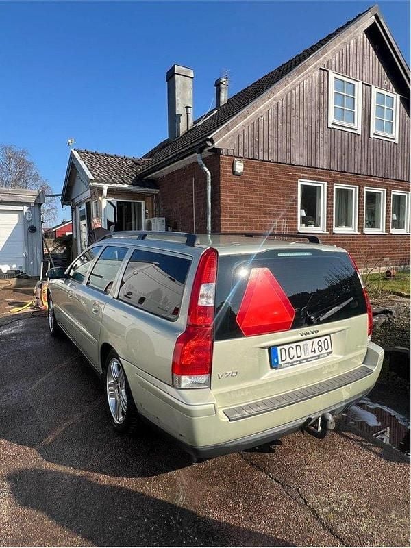 Brun Begagnad 2007 Volvo V70 Kombi | 32 500 kr (Marknadspris) - Bild 1/4