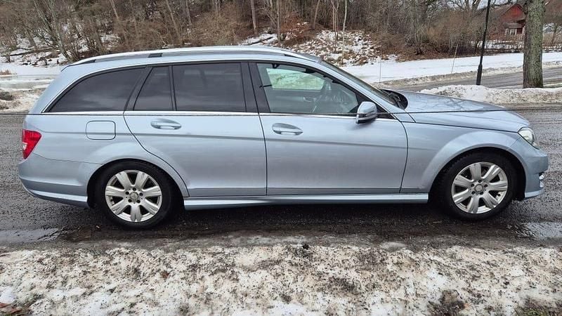 Begagnad Mercedes C180 156 HK (114 kW) 2013 Ljust gråblå