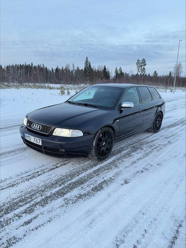 Mörkblå Begagnad 2000 Audi S4 Kombi | 124 900 kr (Bra pris) - Bild 1/4
