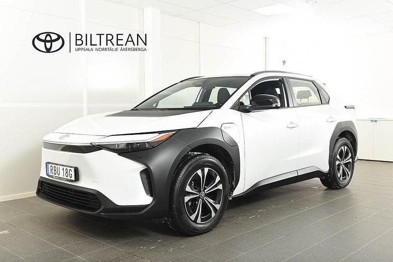 Vit Begagnad 2024 Toyota bZ4X Active SUV | 449 900 kr (Marknadspris) - Bild 1/4