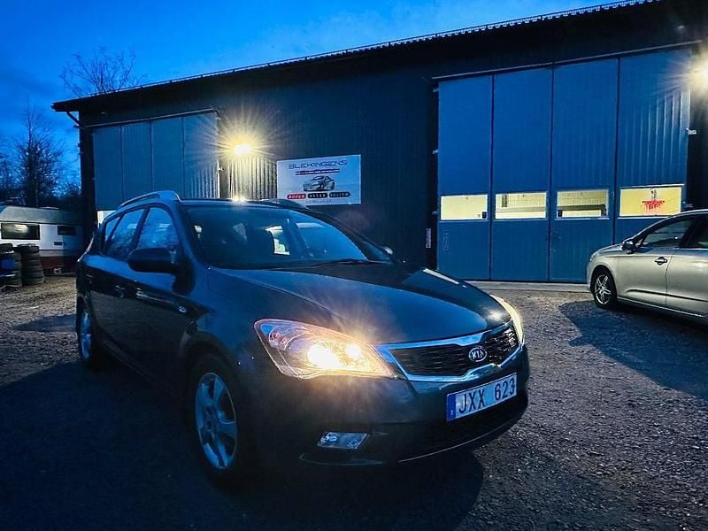 Grå Begagnad 2009 Kia Ceed Sportswagon EX Kombi | 39 900 kr (Marknadspris) - Bild 1/4