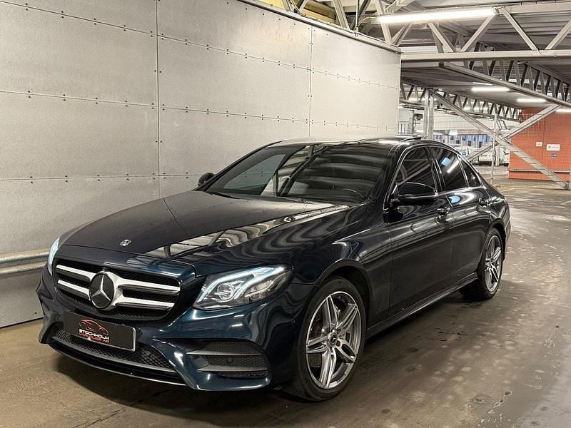 Mörkgrön Begagnad 2017 Mercedes E220 AMG Sedan | 299 900 kr (Lite dyr) - Bild 1/4