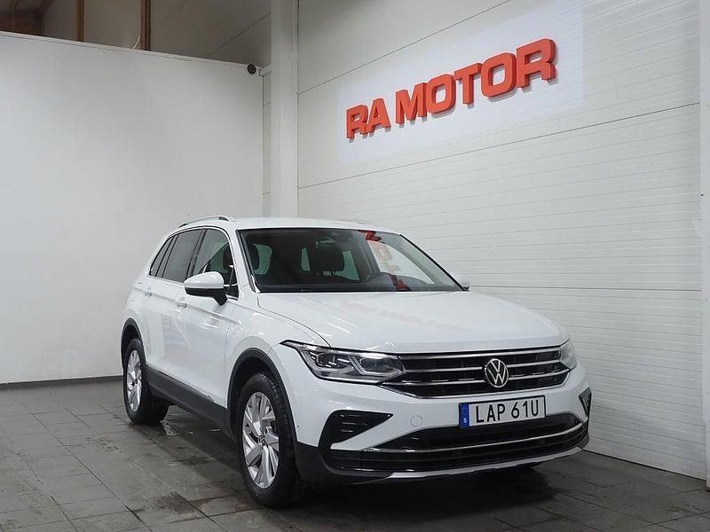 Vit Begagnad 2022 VW Tiguan Elegance SUV | 269 900 kr (Superpris) - Bild 1/3