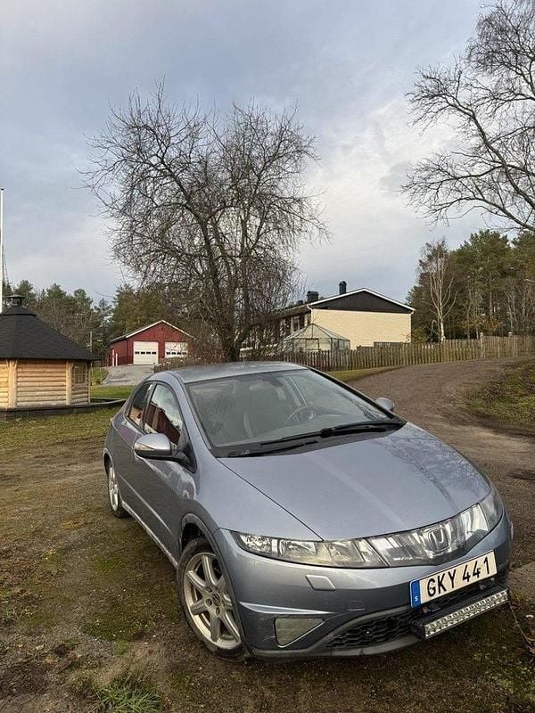 Blå Begagnad 2007 Honda Civic Sport Halvkombi | 25 000 kr (Marknadspris) - Bild 1/4